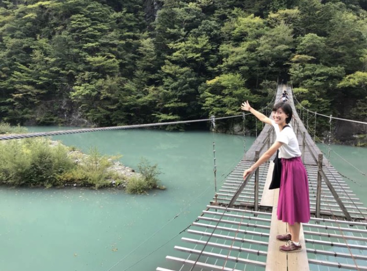 静岡県にある「夢の吊り橋」です。川がブルーに見えるんです！橋の真ん中で願い事をするといいようですが、怖くてそんな余裕はありませんでした（笑）