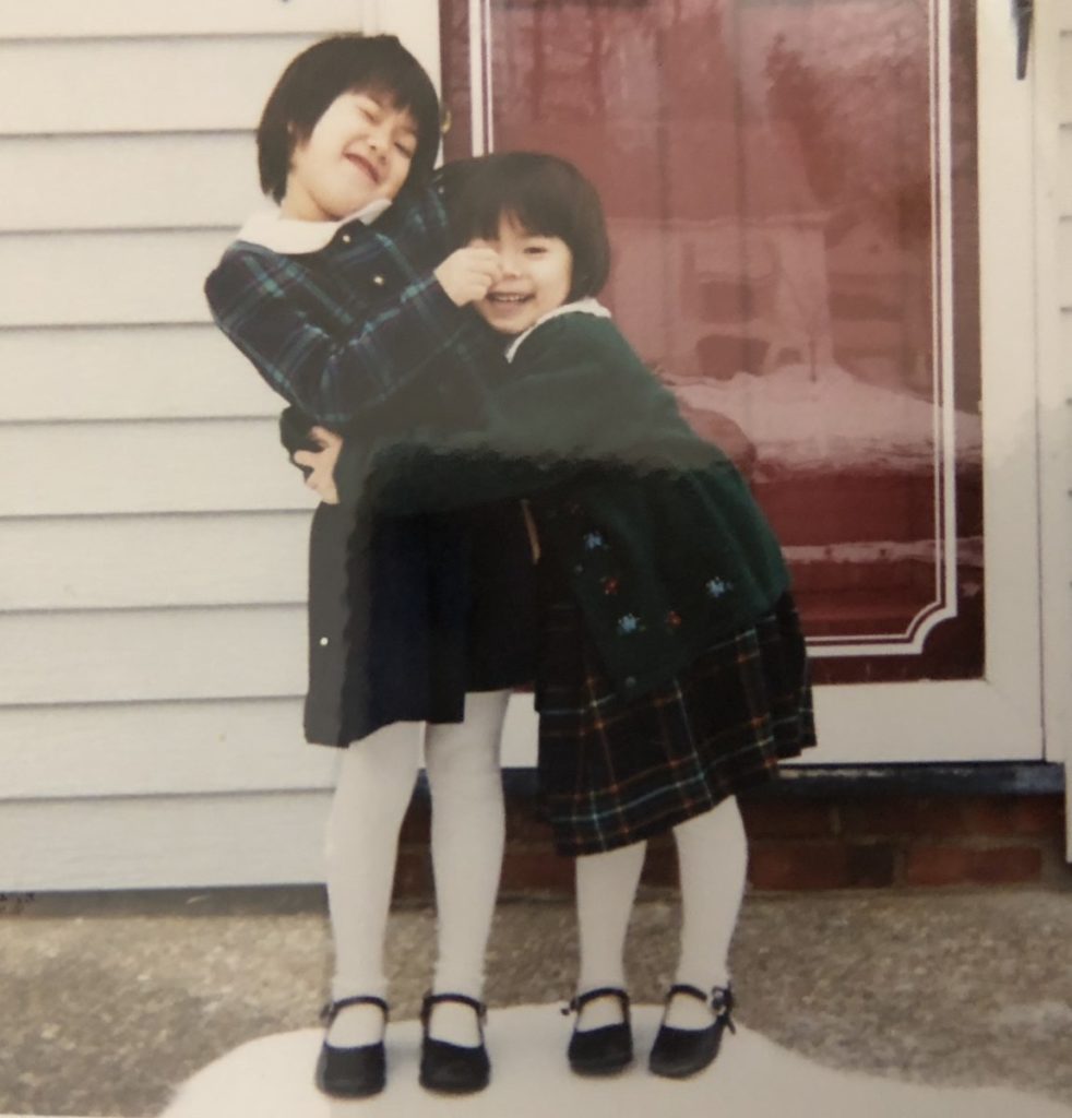 幼少期は少しだけアメリカに住んでいました。昔も今も、姉に抱きついては嫌がられています。（笑）