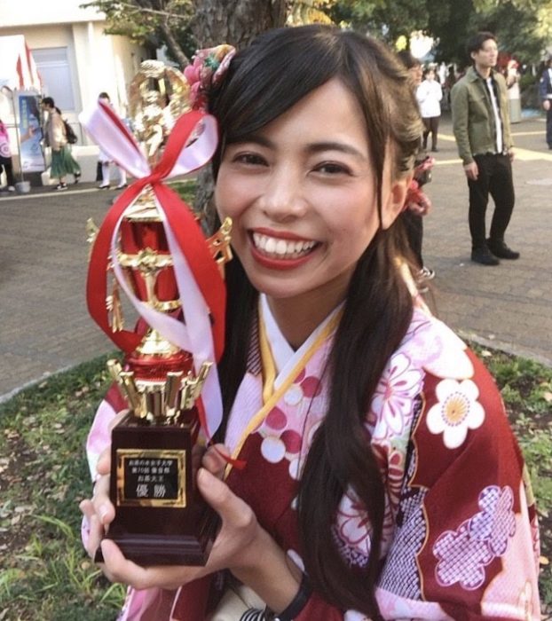 大学のクイズ大会で優勝！かっこいいトロフィーを手に喜んでいます。チーム対抗戦で、仲間とともに勝ち取りました！