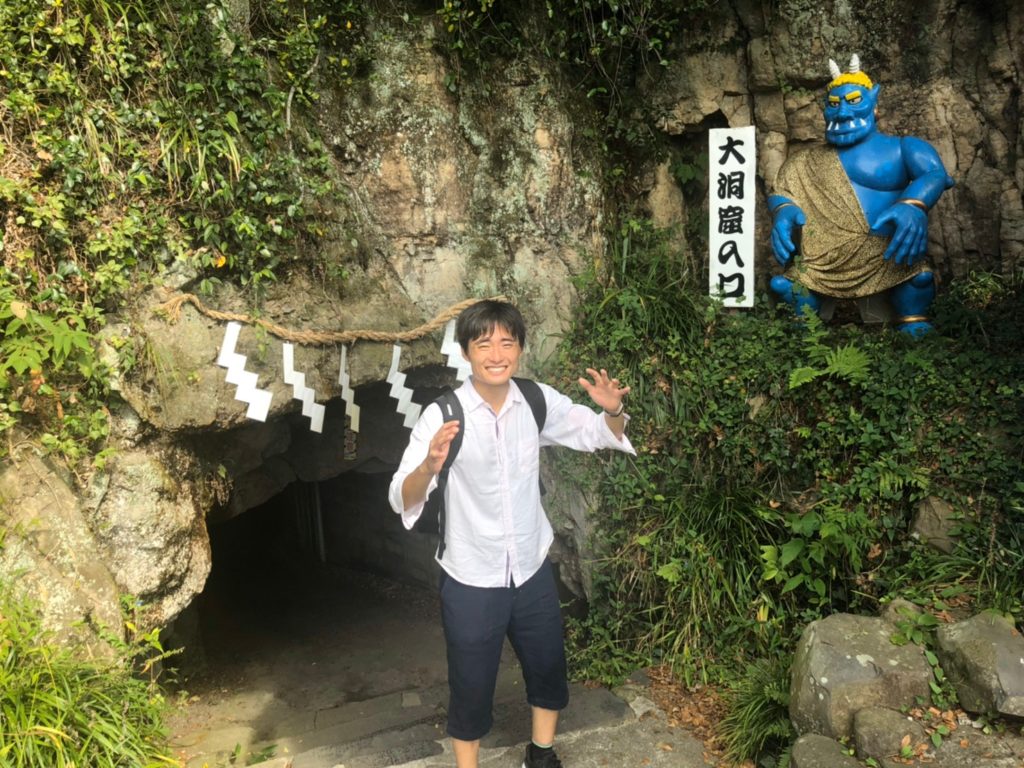 女木島の洞窟！鬼の圧に負けじと、荻津の中では最大限の威嚇のポーズです。