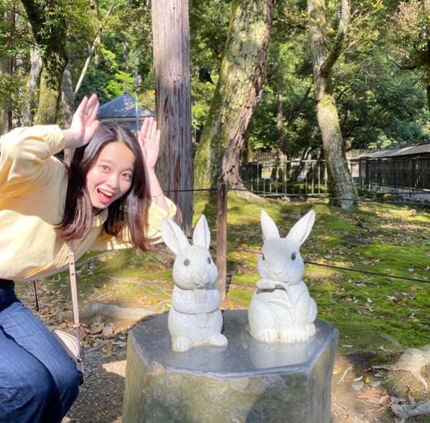 御朱印を集めた神社で見つけたうさぎと一緒に！　うさぎポーズ？笑