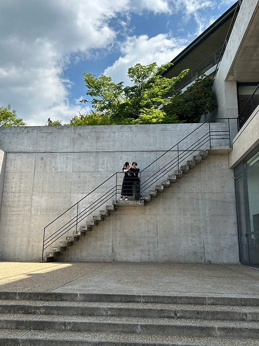 家族で直島の美術館へ<br />
弟と映え写真？をパシャリ！