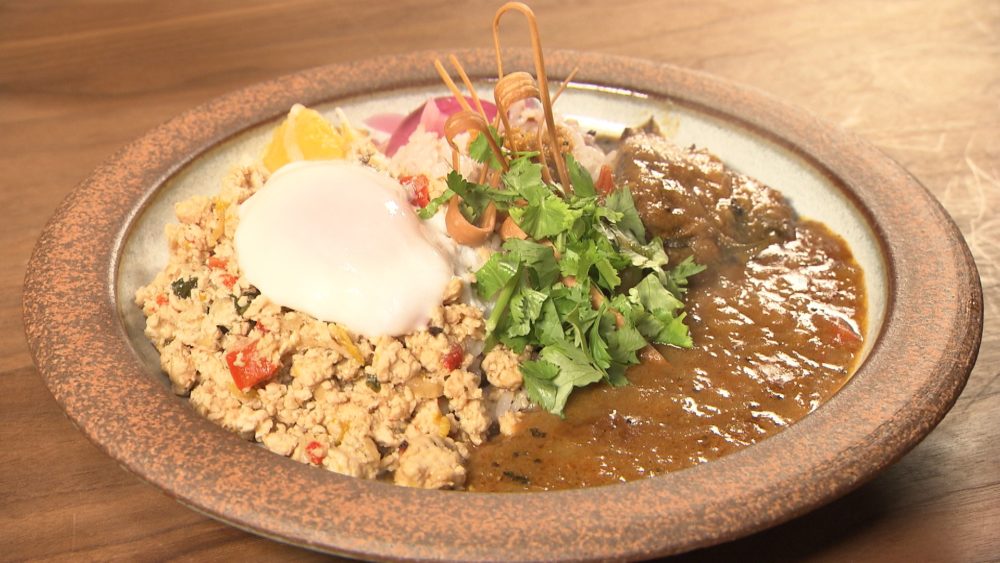 本日のカレー　あいがけ（ガパオライス・鯖味噌カレー）