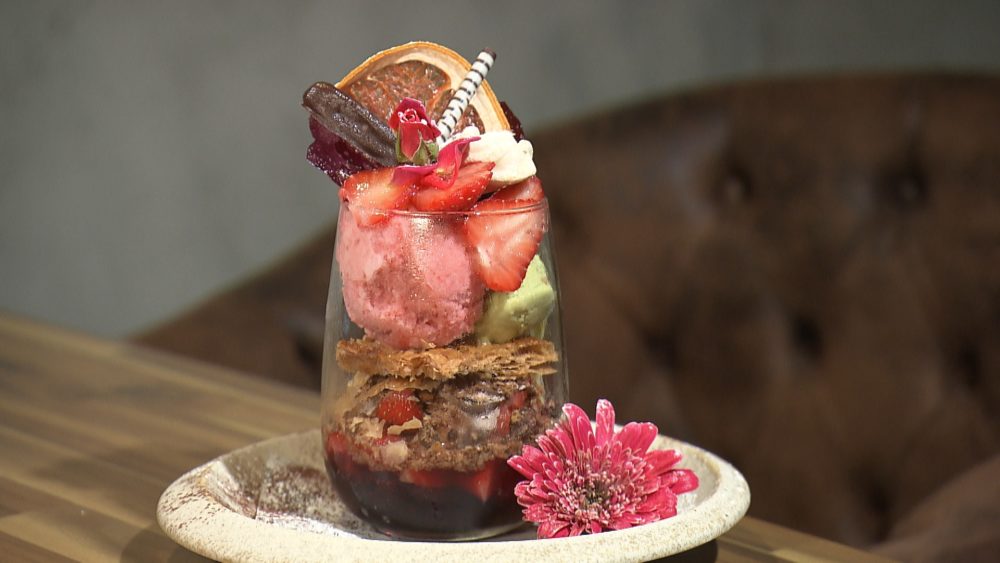 季節のパフェ(いちごジェラートとピスタチオアイスのパフェ)