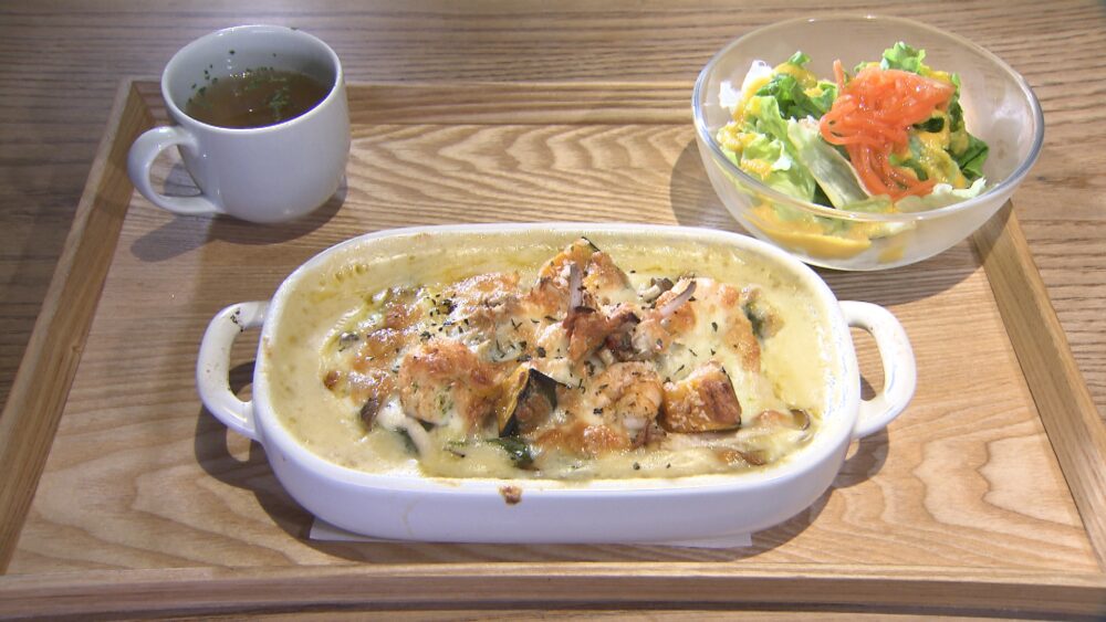 バジル薫るエビと旬野菜のジェノバ風ドリア