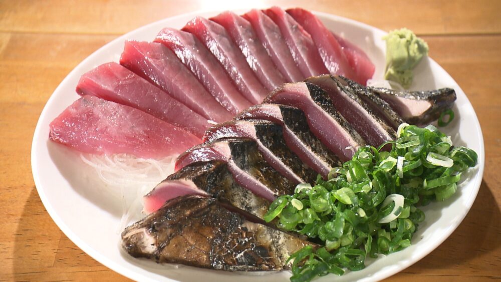 かつおの生刺し身・藁焼きタタキ盛り合わせ