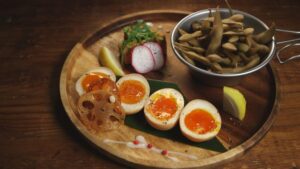 自家製スモークお好み三種盛(枝豆、たくあん、半熟玉子) 