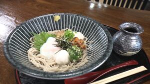 そばの実なめこのねばとろぶっかけそば